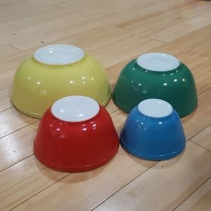 Vintage Pyrex mixing bowl set